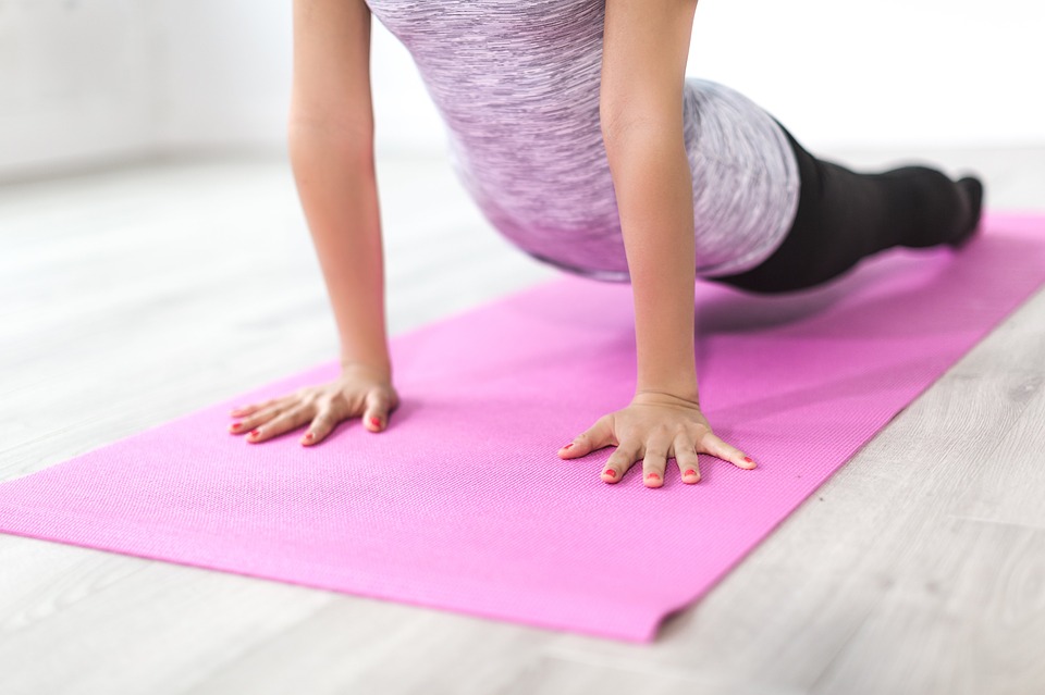 urdhva mukha svanasana o cane a faccia in su