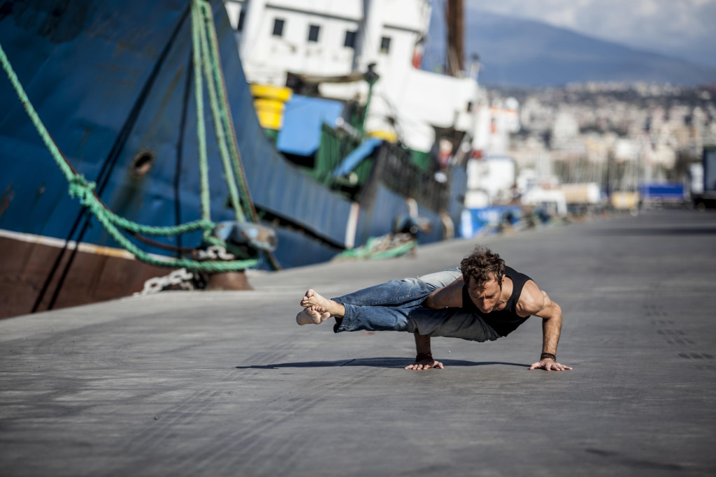 I benefici di Astavakrasana, la posizione degli otto angoli